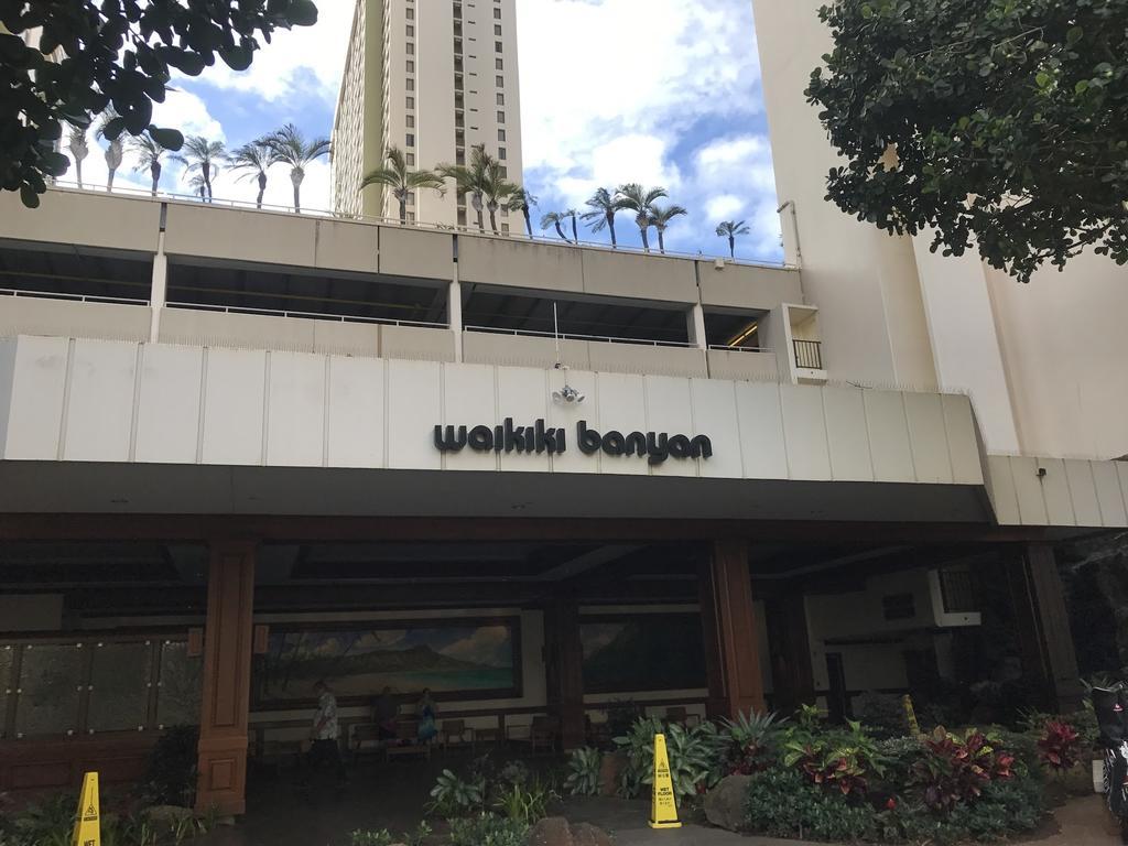 Waikiki Banyan- Fully Renovated, Free Parking Hotel Honolulu Exterior photo