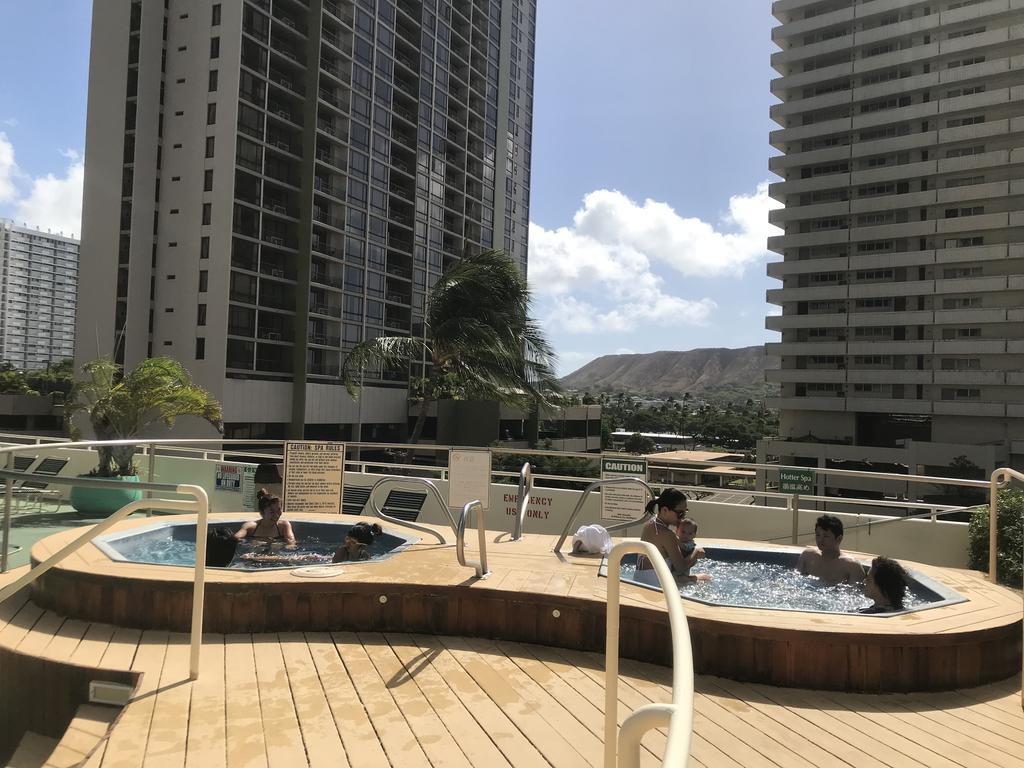 Waikiki Banyan- Fully Renovated, Free Parking Hotel Honolulu Exterior photo